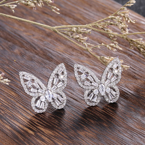 Orecchini a farfalla con strass in cristallo bianco e pavé, gioielli da festa alla moda da donna in lega - Product Image 5