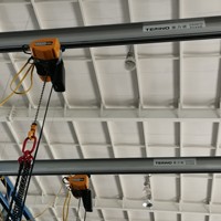 Pont roulant léger à rail en aluminium de 250 kg de capacité avec chariot à faible friction en fonte pour usine de production automobile CE ISO
