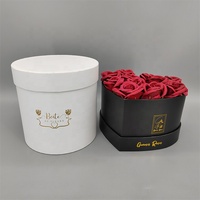 Boîtes en carton recyclé noir et blanc, emballage cadeau OEM avec revêtement UV, gaufrage à chaud doré, logo personnalisé en forme de cœur pour fleurs