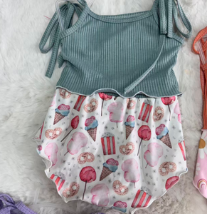 W59 Completo Estivo Cozy per Bambine, 2 Pezzi: Top Morbido con Stampa Floreale e Chiusura a Cintura e Pantaloncini con Bretelle - Product Image 4