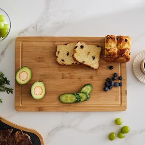 Tagliere in bambù con scanalatura per succhi, ideale per carne, formaggio e verdure - Product Image 2