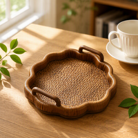 Plateau de service en rotin tissé à la main Flolenco, forme de fleur festonnée, plateau décoratif avec poignées en bois massif pour table basse