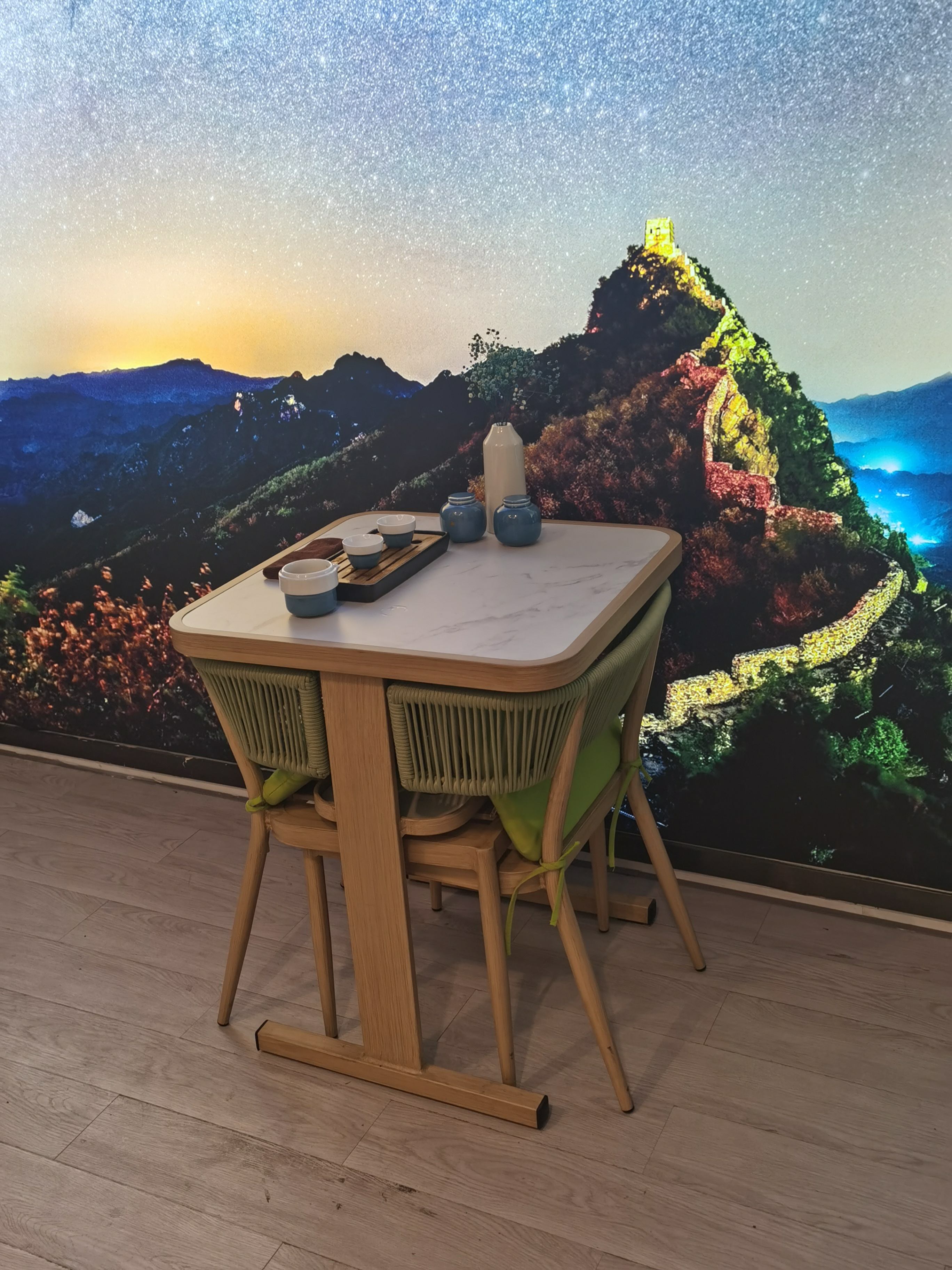 โต๊ะสี่เหลี่ยมสีขาว