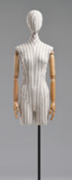 Mannequin femme demi-corps en fibre de verre recouvert de tissu avec base et bras en bois, présentoir de vêtements, buste
