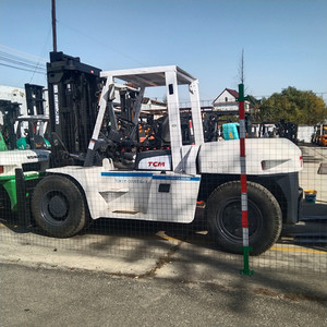 Chariot élévateur lourd d'origine japonaise TCM FD100, capacité de charge nominale de 10 tonnes, moteur diesel Isuzu durable, faible coût de carburant, mât à trois sections. - Product Image 2