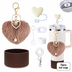 Nouveaux accessoires pour tasses : Pendentif corde de transport, Capuchon de paille en silicone motif fleur, Chaîne avec pendentif boule en peluche, Décoration de tasse. Sans tasse ni paille. - Product Image 4
