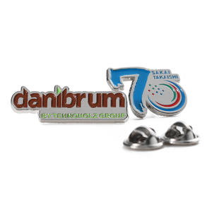 Regalos de aniversario Broche Pin Insignias Logotipo de metal 2d personalizado Aleación Pasadores de esmalte chapados en plata Logotipo personalizado Números Forma irregular - Product Image 2