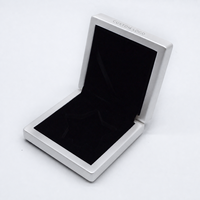 Boîte cadeau en bois blanc personnalisée en gros avec insert en velours noir, logo OEM, emballage polyvalent, étui en bois pour marque