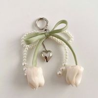 Porte-clés et breloques de sac en forme de cœur, avec perles, nœuds, rubans et fleurs de tulipes artificielles, rose et blanc, motif nœuds et amour