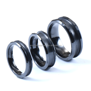 Bagues de mariage en céramique tendance certifiées par un tiers, personnalisables en gros, avec incrustation vierge et bord biseauté noir pour femmes - Product Image 1