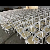 Chaise empilable en bois massif à dossier croisé avec assise en rotin pour mariages, banquets et hôtels (vente en gros)