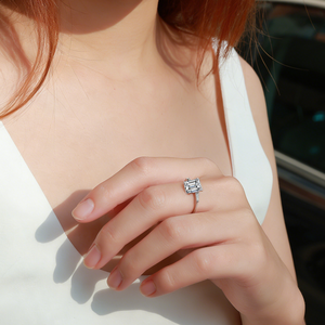 Nhẫn đính hôn Moissanite cắt Emerald bạc Sterling S925 2.2 CTW, 3 viên đá với đá Baguette bên cạnh dành cho nữ - Product Image 6