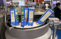 Système d'aération automatique de crème fouettée contrôlé par PLC YUCHO personnalisé 100-500 kg/h pour la production de gâteaux et de mousses