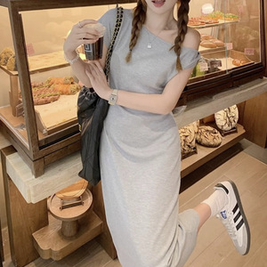 فستان نسائي صيفي رمادي عتيق الطراز بكتف واحد مائل، بأكمام قصيرة وخصر مرتفع، ضيق ومصمم لتنحيف الجسم، بطول متوسط - Product Image 1