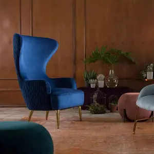 现代高背奶油色天鹅绒翼背椅簇绒和管道缝合不锈钢金色客厅底座椅