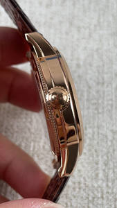 Le modèle Tourbillon amélioré présente un fond transparent en cristal de saphir et est résistant à l'eau jusqu'à 30 mètres. - Product Image 4