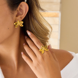 Pendientes de orquídea con forma de flor de acero inoxidable chapado en oro de 18 quilates para mujer, joyería fina para uso diario - Product Image 3