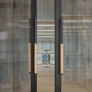 Poignée de porte en bois finition noyer de qualité supérieure, quincaillerie d'entrée robuste en acier inoxydable pour portes vitrées de salle de réunion d'entreprise - Product Image 2