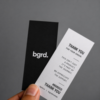 Carte de visite de luxe minimaliste, noir et blanc contrasté, double face, design créatif, papier artistique pour le branding professionnel des PDG