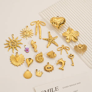 HB565 En gros Breloques en acier inoxydable Série Or 18K, motifs Poisson de mer, Soleil océanique, Hippocampe, Accessoires de bijouterie élégants et tendance - Product Image 3