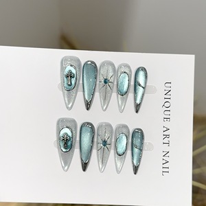Faux ongles press-on premium faits à la main, longs, forme stiletto, effet œil de chat bleu avec poudre miroir argentée, pour manucure de fête - Product Image 3