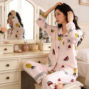 Vente directe à l'exportation : Cardigan long à revers pour <span class=keywords><strong>femme</strong></span>, printemps, coupe ample, motif ananas dessin animé mignon, style étudiant, vêtements d'intérieur - Product Image 3