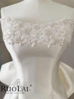 Robe de mariée élégante sans bretelles en satin avec corsage en dentelle perlée, grand nœud au dos, coupe trapèze et petite traîne pour mariage MQD06560