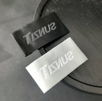 Étiquettes en tissu polyester personnalisées Impression de logo thermocollant Machine Fin Tissu satiné Vêtements Tissé Logo Design Vêtement direct