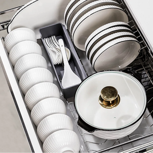 Ensemble de bols et assiettes en céramique personnalisés, blancs, avec bordure noire et motif croissant en relief, pour hôtels et restaurants. - Product Image 3