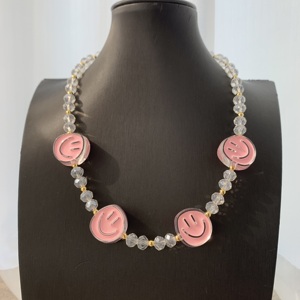 Collier de perles rose vif BD-L5968 avec visage souriant, collier de perles en cristal transparent, style Y2K, bijoux amusants pour femmes et filles - Product Image 5