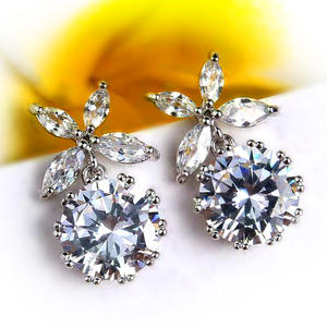 Boucles d'oreilles pendantes élégantes en forme de fleur, plaquées or blanc, avec cristaux de strass ronds taille brillant, bijoux classiques pour femmes, pour mariage - Product Image 4