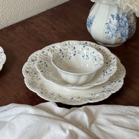 Service de table en porcelaine fine à motifs floraux en relief, style romantique français, collection Rêve contemporain, comprenant assiettes, bols, tasses et soucoupes
