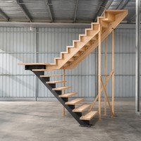Escalier moderne en acier à poutre unique avec marches en bois, balustrade en verre et acier inoxydable, escalier intérieur sur mesure pour villa