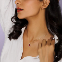 Pendentif en rubis carré authentique Collier de pierre de naissance Cadeaux Pendentif minimaliste taille émeraude avec chaîne