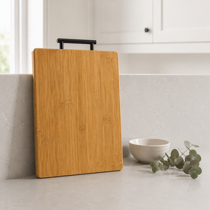 Planche à découper professionnelle en bambou massif à grain apparent 50x35x2.5cm, robuste, avec poignée métallique, vente en gros OEM - Product Image 3