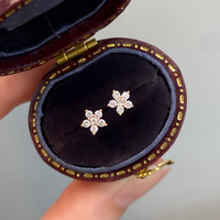 Perhiasan LUMINA Koleksi Terbaru Anting Wanita Emas Au750 Mini yang Indah, Anting Stud Desain Bunga Minimalis Emas Murni 18K