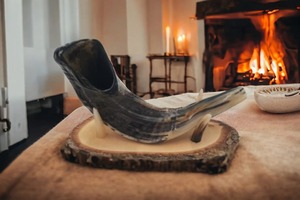Corne de Viking authentique Support en bois robuste Matériaux de première qualité pour une utilisation durable Décoration de la maison de style animal Technique polie - Product Image 5