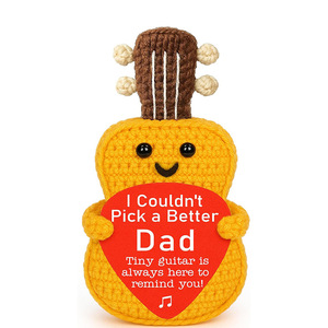 Bambola all'uncinetto personalizzata a forma di <span class=keywords><strong>chitarra</strong></span>/ukulele <span class=keywords><strong>con</strong></span> biglietto positivo, decorazione da scrivania, regalo di compleanno per mamma, papà, figlio - Product Image 6