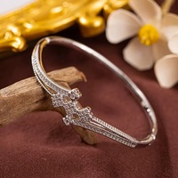 Gelang Mewah Berlapis Emas 18K Motif Empat Daun Semanggi untuk Wanita, Bertabur CZ, Gelang Bunga Mungil yang Dapat Disesuaikan, Anti-Korosi, Elegan untuk Pernikahan
