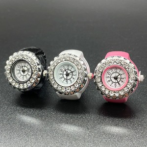 Reloj de anillo para mujeres y hombres Reloj de cuarzo analógico Números arábigos Dial Banda elástica RhinestoneStretch Band Reloj de dedo Navidad - Product Image 1