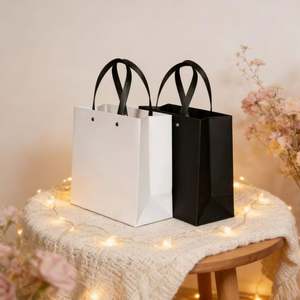 Bolsas de Papel Ecológicas Personalizables con Asas Reforzadas y Remaches, Ideales para Calzado, Ropa y Regalos de Lujo - Product Image 5