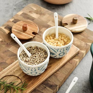 Juego de Tres Tarros de Condimento Estilo Japonés, de Madera con Cuchara, Tarro Redondo con Relieve - Product Image 5