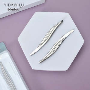 Populaire gekantelde zilveren wenkbrauwpincetten, precieze trimtool, modieus en elegant uiterlijk voor hoogwaardige gebruikers, stabiele vraag. - Product Image 3