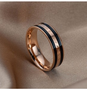 Cincin Kaca Pasangan Minimalis Chic Gaya Lebar Eropa Amerika Berlapis Emas Rose 18K dengan Model Teks Alfanumerik - Product Image 3