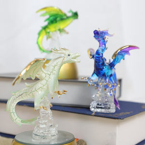 Handgeblazen glazen draak met houten voet - Product Image 5
