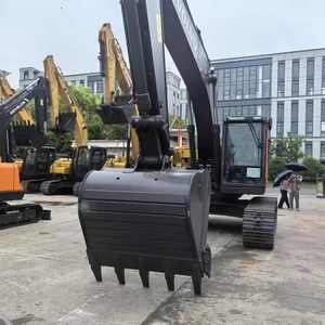 Godet de terrassement pour excavatrice Volvo EC220, construction robuste en métal noir - Product Image 2