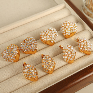 ต่างหูมุกทรงหัวใจ ชุบทอง 18K ตัวเรือนสแตนเลสสตีล แบบฝังขอบ สำหรับใส่ทุกวัน - Product Image 1