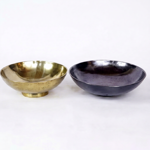 Juego de tazones metálicos hechos a mano de primera calidad, dorados y negros, pulidos, de diseño minimalista, para regalo, elegantes para exhibir en la mesa del hogar. - Product Image 1