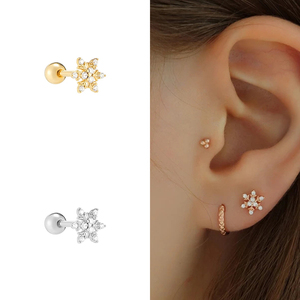 Pendientes de Cartílago ROXI S925 de Plata de Ley con Diseño de Copo de Nieve y Diamantes, Chapados en Oro de 18k - Product Image 5