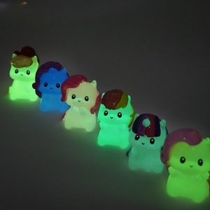 Desain baru jimat dekorasi mobil microlerraft Resin 3D kuda gelap duduk bersinar dalam gelap Aksesori untuk casing ponsel sampah dalam jumlah besar - Product Image 2